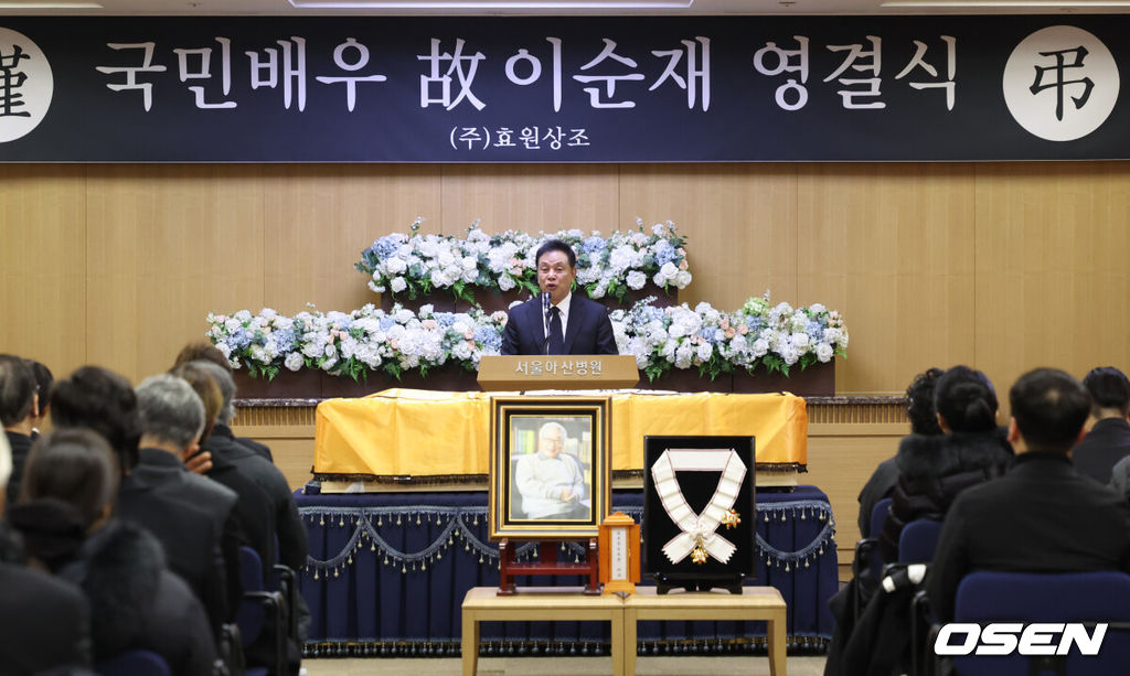 故 이순재의 영결식과 및 발인이 27일 오전 서울 송파구 서울아산병원 장례식장에서 엄수됐다.영결식은 배우 정보석이 사회를 맡고 배우 김영철과 하지원이 추도사를 맡아 의미를 더했다. 정보석은 레전드 시트콤으로 회자되는 '거침없이 하이킥'에서 이순재의 극 중 사위로 등장했고, 하지원은 이순재의 연극 무대들을 챙겨보며 팬클럽 회장을 자처했던 터. 고인의 발자취를 함께 해온 후배 연기자들의 추모가 의미를 더했다.배우 김영철이 추도사를 하고 있다. 2025.11.27/cej@osen.co.kr