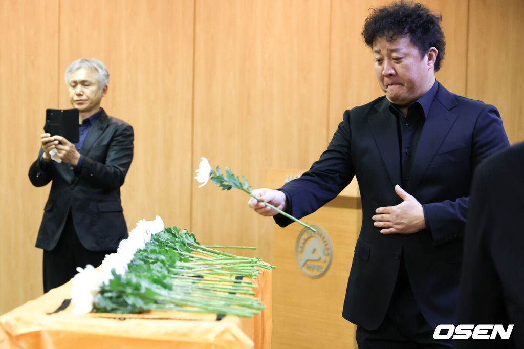 故 이순재의 영결식과 및 발인이 27일 오전 서울 송파구 서울아산병원 장례식장에서 엄수됐다.영결식은 배우 정보석이 사회를 맡고 배우 김영철과 하지원이 추도사를 맡아 의미를 더했다. 특히 정보석은 레전드 시트콤으로 회자되는 '거침없이 하이킥'에서 이순재의 극 중 사위로 등장했고, 하지원은 이순재의 연극 무대들을 챙겨보며 팬클럽 회장을 자처했던 터. 고인의 발자취를 함께 해온 후배 연기자들의 추모가 의미를 더했다.배우 정준하가 헌화하고 있다. 2025.11.27/cej@osen.co.kr