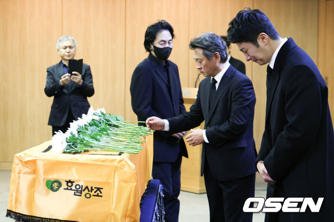 [OSEN=조은정 기자] 故 이순재의 영결식과 및 발인이 27일 오전 서울 송파구 서울아산병원 장례식장에서 엄수됐다.영결식은 배우 정보석이 사회를 맡고 배우 김영철과 하지원이 추도사를 맡아 의미를 더했다. 특히 정보석은 레전드 시트콤으로 회자되는 '거침없이 하이킥'에서 이순재의 극 중 사위로 등장했고, 하지원은 이순재의 연극 무대들을 챙겨보며 팬클럽 회장을 자처했던 터. 고인의 발자취를 함께 해온 후배 연기자들의 추모가 의미를 더했다.배우 정일우가 영결식에 참석해 눈물을 흘리고 있다. 2025.11.27/cej@osen.co.kr