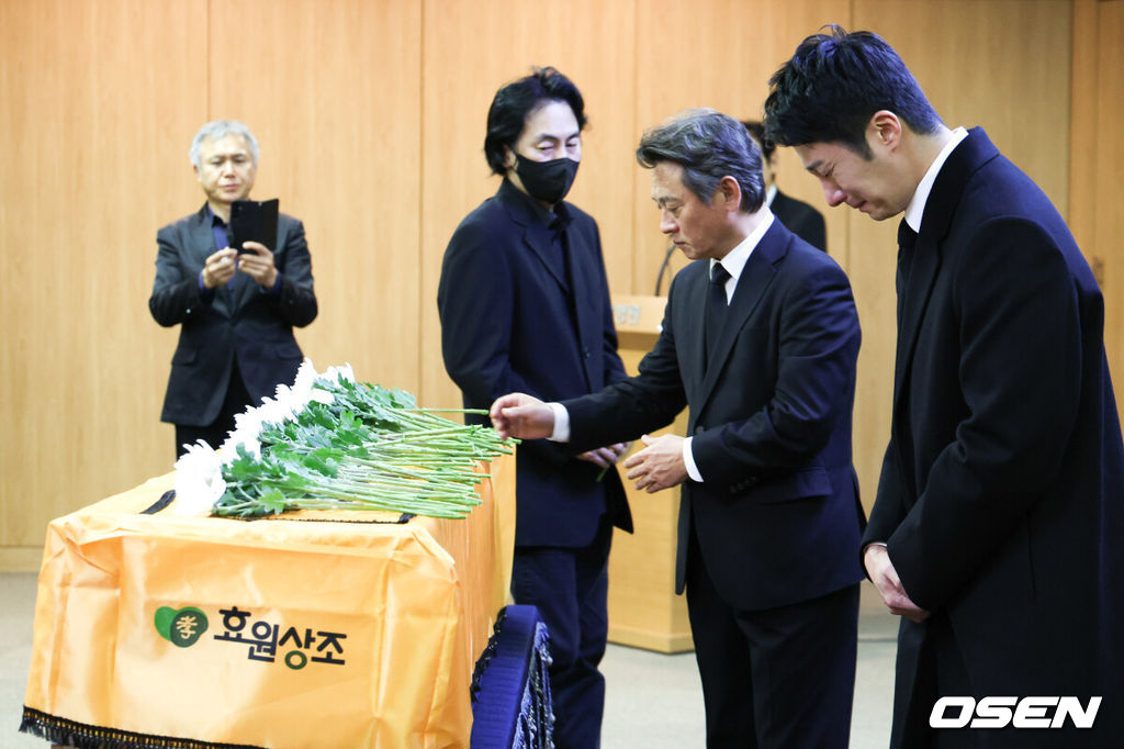 故 이순재의 영결식과 및 발인이 27일 오전 서울 송파구 서울아산병원 장례식장에서 엄수됐다.영결식은 배우 정보석이 사회를 맡고 배우 김영철과 하지원이 추도사를 맡아 의미를 더했다. 특히 정보석은 레전드 시트콤으로 회자되는 '거침없이 하이킥'에서 이순재의 극 중 사위로 등장했고, 하지원은 이순재의 연극 무대들을 챙겨보며 팬클럽 회장을 자처했던 터. 고인의 발자취를 함께 해온 후배 연기자들의 추모가 의미를 더했다.배우 정일우가 영결식에 참석해 눈물을 흘리고 있다. 2025.11.27/cej@osen.co.kr