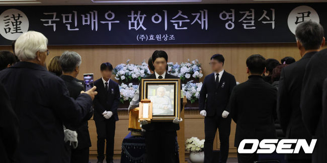 [OSEN=조은정 기자] 故 이순재의 영결식과 및 발인이 27일 오전 서울 송파구 서울아산병원 장례식장에서 엄수됐다.영결식은 배우 정보석이 사회를 맡고 배우 김영철과 하지원이 추도사를 맡아 의미를 더했다. 특히 정보석은 레전드 시트콤으로 회자되는 '거침없이 하이킥'에서 이순재의 극 중 사위로 등장했고, 하지원은 이순재의 연극 무대들을 챙겨보며 팬클럽 회장을 자처했던 터. 고인의 발자취를 함께 해온 후배 연기자들의 추모가 의미를 더했다.故 이순재의 영결식이 엄수되고 있다. 2025.11.27/cej@osen.co.kr