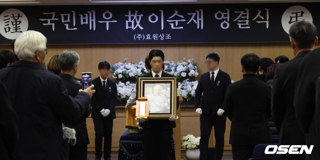 故 이순재의 영결식과 및 발인이 27일 오전 서울 송파구 서울아산병원 장례식장에서 엄수됐다.영결식은 배우 정보석이 사회를 맡고 배우 김영철과 하지원이 추도사를 맡아 의미를 더했다. 특히 정보석은 레전드 시트콤으로 회자되는 '거침없이 하이킥'에서 이순재의 극 중 사위로 등장했고, 하지원은 이순재의 연극 무대들을 챙겨보며 팬클럽 회장을 자처했던 터. 고인의 발자취를 함께 해온 후배 연기자들의 추모가 의미를 더했다.故 이순재의 영결식이 엄수되고 있다. 2025.11.27/cej@osen.co.kr
