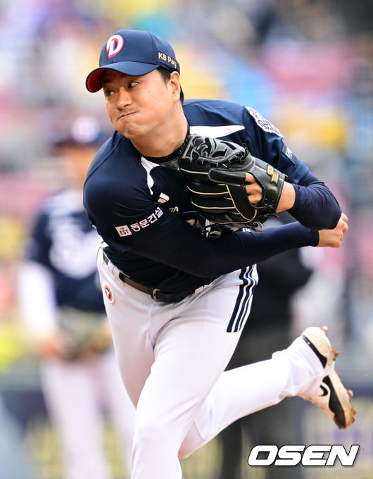 [OSEN=잠실, 조은정 기자]12일 오후 서울 송파구 잠실야구장에서 ‘2025 신한 SOL Bank KBO리그’ LG 트윈스와 두산 베어스의 경기가 열린다.홈팀 LG는 치리노스, 방문팀 두산은 김유성을 선발로 내세웠다.4회말 두산 이영하가 역투하고 있다. 2025.04.12 /cej@osen.co.kr