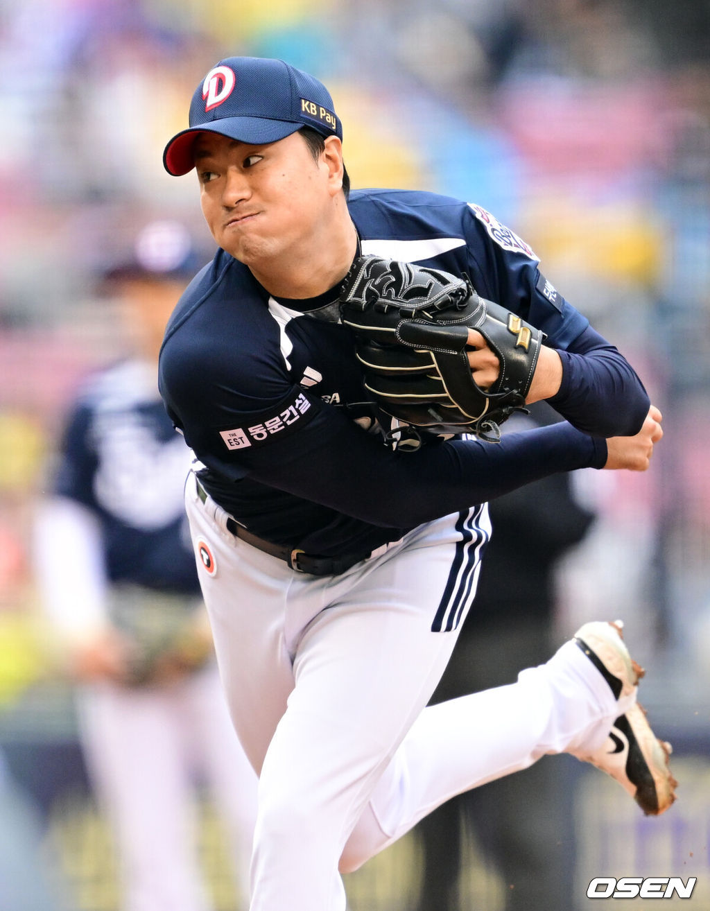 12일 오후 서울 송파구 잠실야구장에서 ‘2025 신한 SOL Bank KBO리그’ LG 트윈스와 두산 베어스의 경기가 열린다.홈팀 LG는 치리노스, 방문팀 두산은 김유성을 선발로 내세웠다.4회말 두산 이영하가 역투하고 있다. 2025.04.12 /cej@osen.co.kr