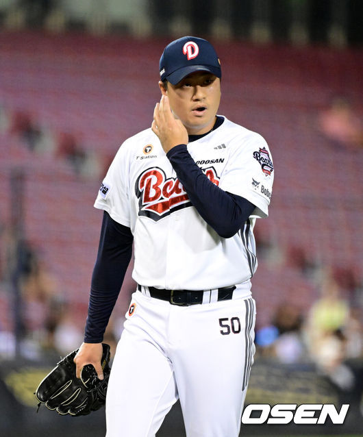 [OSEN=잠실, 지형준 기자] 12일 서울 잠실구장에서 ‘2025 신한 SOL Bank KBO리그’ 두산 베어스와 NC 다이노스의 경기가 열렸다.두산은 콜어빈, NC는 김녹원이 선발로 나섰다.5회초 2사 1,3루에서 두산 이영하가 NC 김형준을 삼진 처리하고 있다. 2025.08.12 / jpnews@osen.co.kr