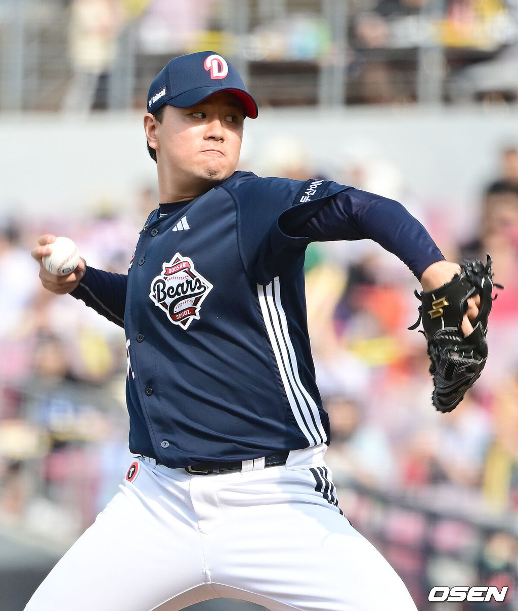 17일 오후 광주 북구 기아챔피언스필드에서 ‘2025 신한 SOL Bank KBO리그’ KIA 타이거즈와 두산 베어스의 더블헤더 1차전 경기가 열렸다.더블헤더 1차전 홈팀 KIA는 네일, 원정팀 두산은 콜어빈을 선발로 내세웠다.6회말 2사 1, 2루 두산 이영하가 마운드에 올라 힘차게 공을 뿌리고 있다. 2025.05.17 / ksl0919@osen.co.kr