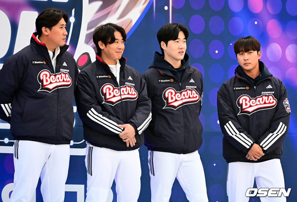 프로야구 두산 베어스가 23일 오후 서울 잠실야구장에서 ‘2025 곰들의 모임’을 개최했다.곰들의 모임은 한 시즌 동안 변함없는 응원을 보내준 최강 10번타자 팬들에게 감사의 마음을 전하기 위해 마련된 팬 페스티벌이다.신입 선수 이용찬, 박찬호, 조수행, 이상혁이 무대에 올라 인사를 하고 있다. 2025.11.23 /jpnews@osen.co.kr