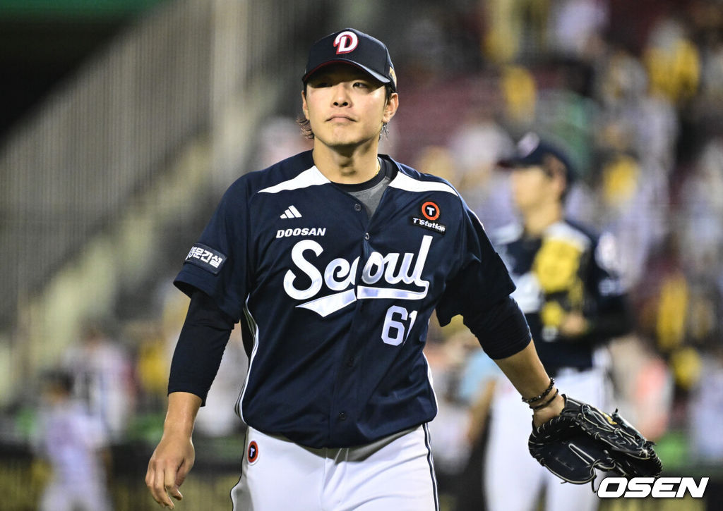 6일 오후 서울 잠실구장에서 ‘2025 신한 SOL Bank KBO리그’ LG 트윈스와 두산 베어스의 경기가 열렸다.LG는 최채흥, 두산은 콜어빈을 선발로 내세웠다.8회말 이닝을 마친 두산 최원준이 더그아웃으로 향하고 있다. 2025.08.06 /cej@osen.co.kr