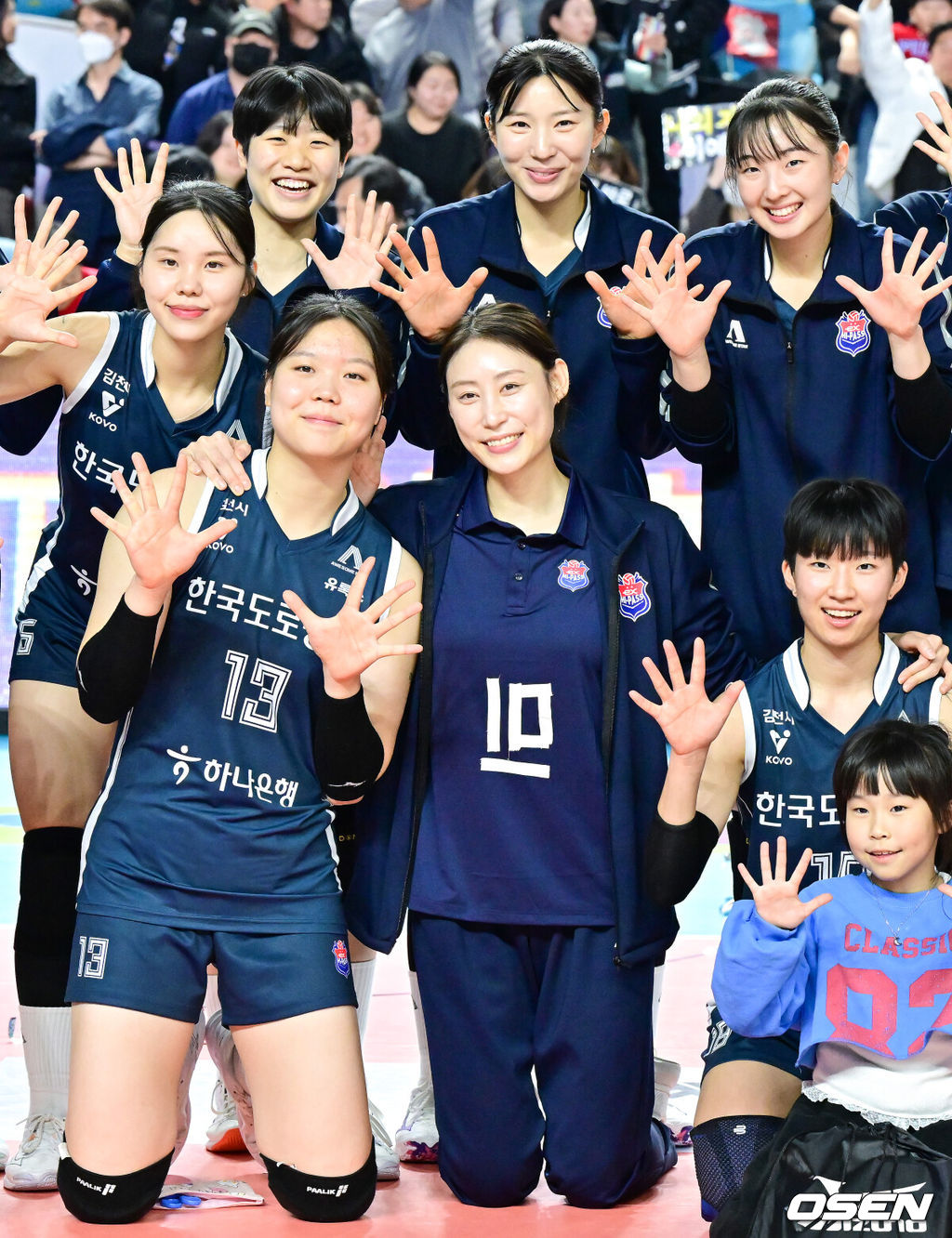 한국도로공사가 10연승을 질주했다.한국도로공사가 27일 김천실내체육관에서 열린 '진에어 2025~2026시즌 V리그 여자부' 페퍼저축은행과 홈경기에서 세트스코어 3대0(25-19, 25-21, 25-23)으로 이겼다. 도로공사는 시즌 성적 10승1패, 승점 28점을 기록해 선두를 질주했다. 3위 페퍼저축은행은 승점 추가에 실패해 6승4패, 승점 16점에 머물렀다.경기 종료 후 10연승 기록한 한국도로공사 선수들이 부상으로 결장한 배유나와 함께 포즈를 취하고 있다. 2025.11.27 / soul1014@osen.co.kr