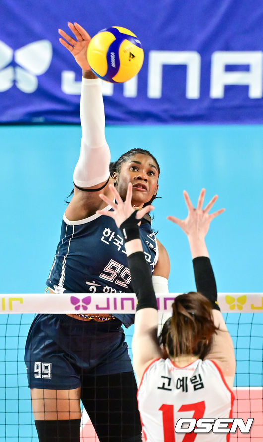 [OSEN=김천, 박준형 기자] 한국도로공사가 10연승을 질주했다.한국도로공사가 27일 김천실내체육관에서 열린 '진에어 2025~2026시즌 V리그 여자부' 페퍼저축은행과 홈경기에서 세트스코어 3대0(25-19, 25-21, 25-23)으로 이겼다. 도로공사는 시즌 성적 10승1패, 승점 28점을 기록해 선두를 질주했다. 3위 페퍼저축은행은 승점 추가에 실패해 6승4패, 승점 16점에 머물렀다.1세트 한국도로공사 모마가 강타를 날리고 있다.  2025.11.27 / soul1014@osen.co.kr