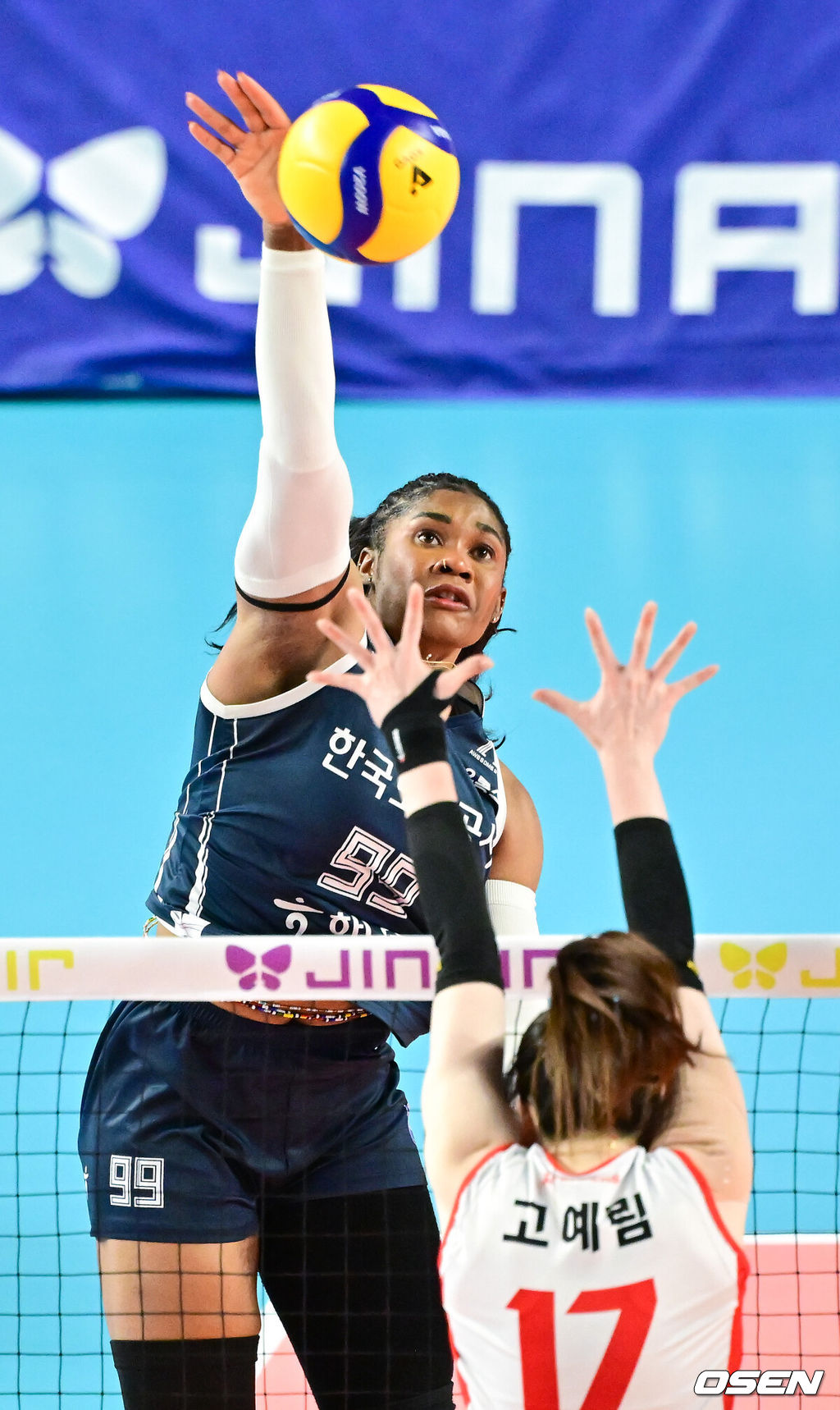 한국도로공사가 10연승을 질주했다.한국도로공사가 27일 김천실내체육관에서 열린 '진에어 2025~2026시즌 V리그 여자부' 페퍼저축은행과 홈경기에서 세트스코어 3대0(25-19, 25-21, 25-23)으로 이겼다. 도로공사는 시즌 성적 10승1패, 승점 28점을 기록해 선두를 질주했다. 3위 페퍼저축은행은 승점 추가에 실패해 6승4패, 승점 16점에 머물렀다.1세트 한국도로공사 모마가 강타를 날리고 있다.  2025.11.27 / soul1014@osen.co.kr