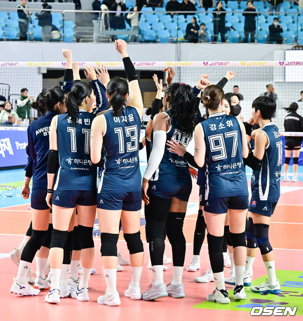 한국도로공사가 10연승을 질주했다.한국도로공사가 27일 김천실내체육관에서 열린 '진에어 2025~2026시즌 V리그 여자부' 페퍼저축은행과 홈경기에서 세트스코어 3대0(25-19, 25-21, 25-23)으로 이겼다. 도로공사는 시즌 성적 10승1패, 승점 28점을 기록해 선두를 질주했다. 3위 페퍼저축은행은 승점 추가에 실패해 6승4패, 승점 16점에 머물렀다.경기종료후 한국도로공사 선수들이 기뻐하고 있다. 2025.11.27 / soul1014@osen.co.kr