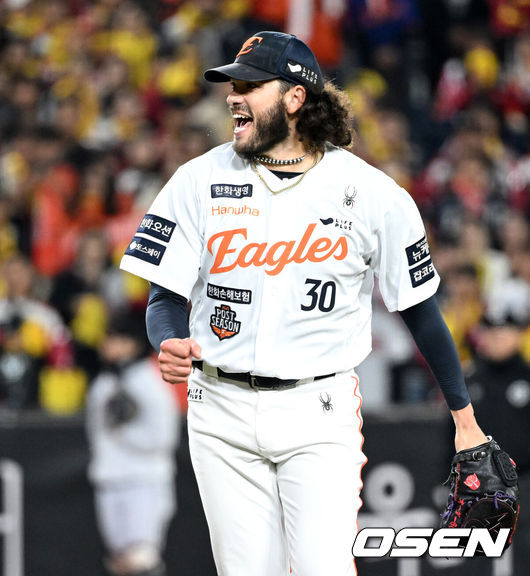 [OSEN=대전, 이대선 기자] 29일 대전 한화생명볼파크에서 2025 신한 SOL Bank KBO리그 포스트시즌 한국시리즈 3차전 한화 이글스와 LG 트윈스의 경기가 열렸다.이날 경기에 한화는 폰세를, LG는 손주영을 선발투수로 내세웠다. 2회초 2사 1루에서 한화 폰세가 LG 박동원을 삼진으로 처리하고 환호하고 있다. 2025.10.29 /sunday@osen.co.kr