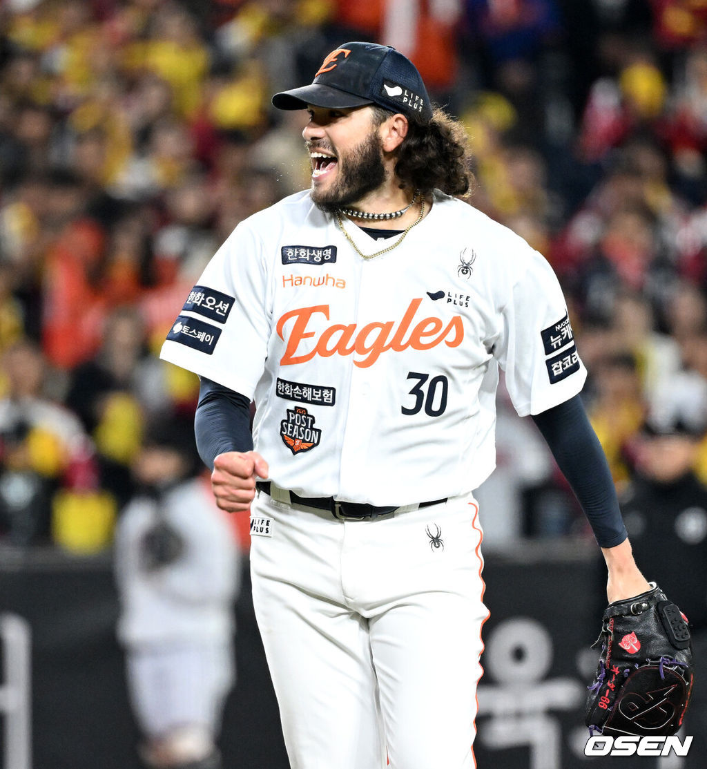 29일 대전 한화생명볼파크에서 2025 신한 SOL Bank KBO리그 포스트시즌 한국시리즈 3차전 한화 이글스와 LG 트윈스의 경기가 열렸다.이날 경기에 한화는 폰세를, LG는 손주영을 선발투수로 내세웠다. 2회초 2사 1루에서 한화 폰세가 LG 박동원을 삼진으로 처리하고 환호하고 있다. 2025.10.29 /sunday@osen.co.kr