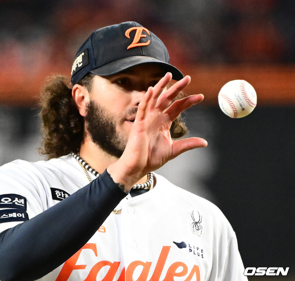 29일 대전시 중구 부사동 대전한화생명볼파크에서 2025 신한 SOL Bank KBO리그 포스트시즌 한국시리즈 3차전 한화 이글스와 LG 트윈스의 경기가 진행됐다.이날 경기에 한화는 폰세를, LG는 손주영을 선발투수로 내세웠다. 2회초 1사 1루에서 한화 폰세가 LG 오지환을 우익수 플라이로 처리하고 있다. 2025.10.29 /jpnews@osen.co.kr