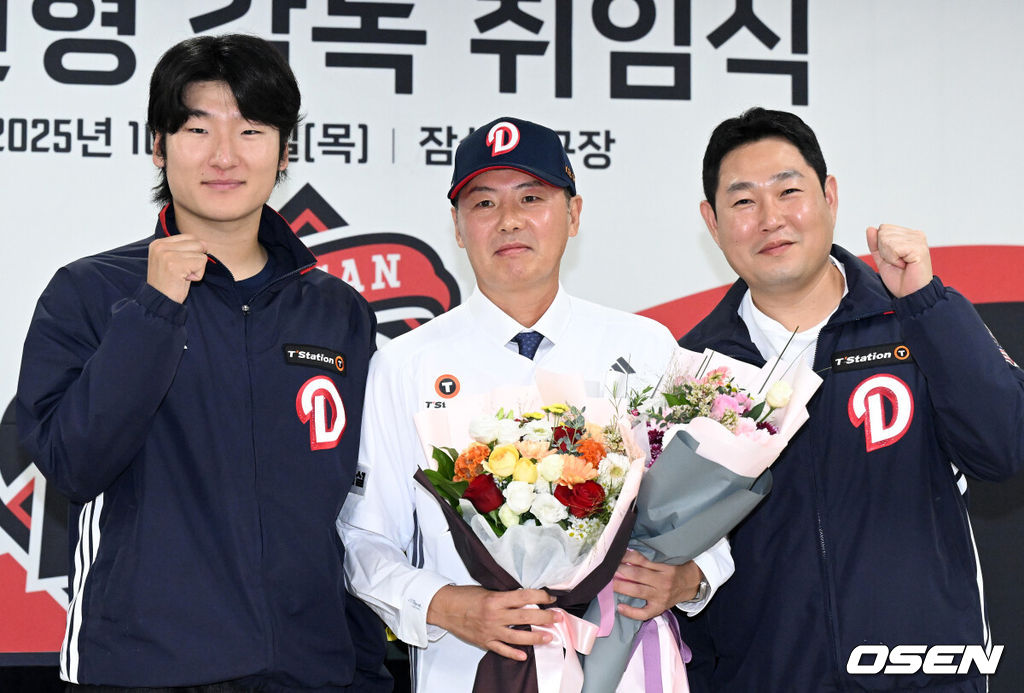 23일 오후 서울 잠실야구장에서 두산 베어스 김원형 감독 취임식이 열렸다.계약 규모는 2+1년 최대 20억 원(계약금 5억, 연봉 각 5억 원)이다.김 감독은 23일 취임식을 거쳐 29일부터 진행되는 일본 미야자키 마무리캠프로 향해 2025시즌을 복기하고 2026시즌 팀을 한 단계 업그레이드 시킬 수 있는 옥석가리기에 나설 예정이다.두산 곽빈, 김원형 감독, 양의지가 기념촬영을 하고 있다. 2025.10.23 /sunday@osen.co.kr