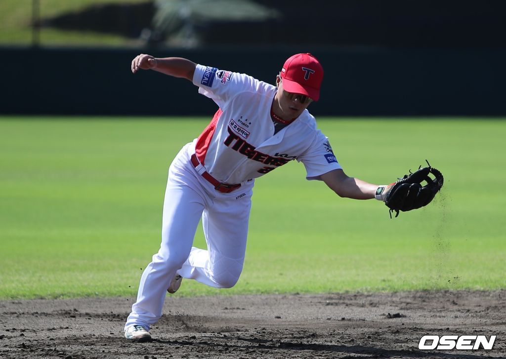 오키나와 마무리캠프에 참가한 박민이 수비훈련을 하고 있다./KIA 타이거즈 제공