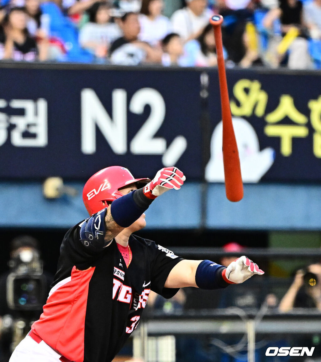 13일 오후 서울 잠실구장에서 ‘2025 신한 SOL Bank KBO리그’ LG 트윈스와 KIA 타이거즈의 경기가 열렸다.LG는 임찬규, KIA는 이의리가 선발로 나섰다.6회초 무사에서 KIA 최형우가 역전 우월 솔로포를 날리고 있다. 2025.09.13 /jpnews@osen.co.kr