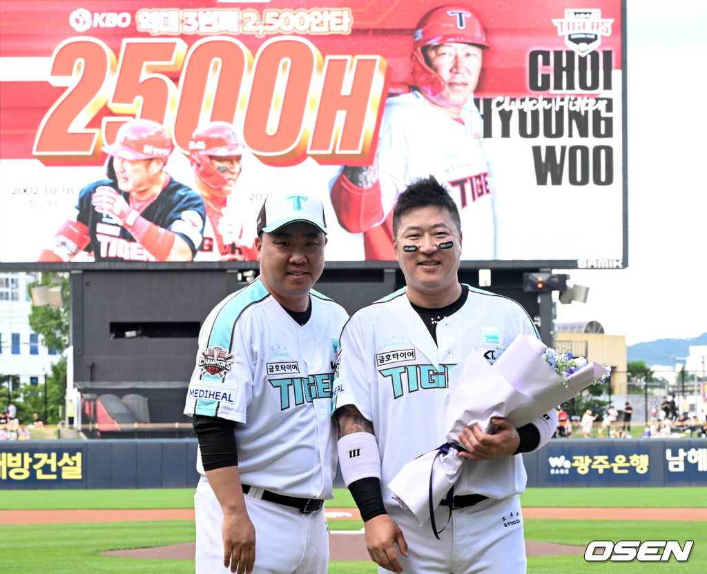 KIA 최형우가 이범호 감독과 함께 2500안타 기념 촬영을 하고 있다./OSEN DB