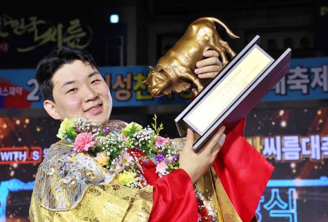 김무호가 27일 경북 의성군 의성종합체육관에서 열린 대회 한라급(105kg 이하) 장사 결정전(5전 3선승제)에서 박민교(용인특례시청)를 3-0으로 꺾고 우승을 차지했다. / 대한씨름협회