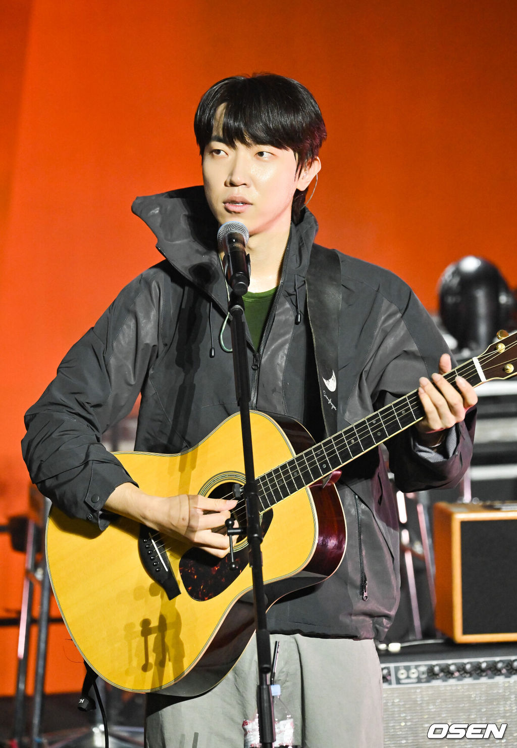 ‘그랜드 민트 페스티벌 2024(Grand Mint Festival 2024, 이하 GMF2024)’가 3일 서울 송파구 올림픽공원에서 진행됐다.11월 2~3일 진행되는 GMF2024 2주차에는 ‘10CM(십센치)’, ‘ATEEZ(에이티즈)’, ‘쏜애플’, ‘스윗소로우’, ‘규현’, ‘CNBLUE(씨엔블루)’, ‘소란’, ‘FTISLAND(FT아일랜드)’, ‘권진아’, ‘김필’, ‘홍이삭’, ‘나상현씨밴드’, ‘유다빈밴드’, ‘pH-1’, ‘소수빈’, ‘글렌체크’, ‘E SENS(이센스)’, ‘THE SOLUTIONS(솔루션스)’, ‘다운’, ‘dori(도리)’, ‘HYNN(박혜원)’, ‘김수영’, ‘허회경’, ‘신인류’를 비롯한 총 34팀이 무대에 오른다.나상현씨밴드가 공연을 하고 있다. 2024.11.03 / soul1014@osen.co.kr