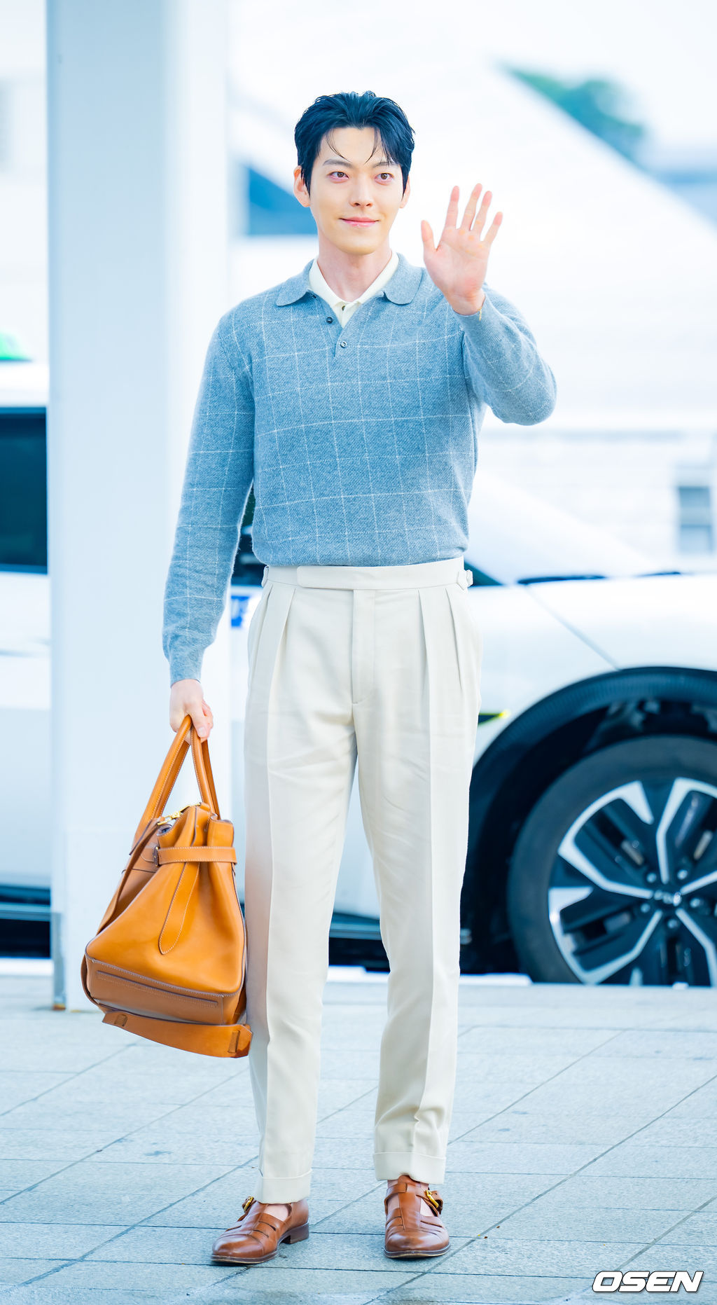 배우 김우빈이 27일 오후 해외 일정차 인천국제공항을 통해 태국 방콕으로 출국했다.한편, 김우빈은 배우 신민아와 교제 10년 만에 부부의 연을 맺는다. 오는 12월 20일 서울 장충동 신라호텔에서 결혼식을 올린다.배우 김우빈이 출국장으로 향하며 포즈를 취하고 있다. 2025.11.27 /rumi@osen.co.kr