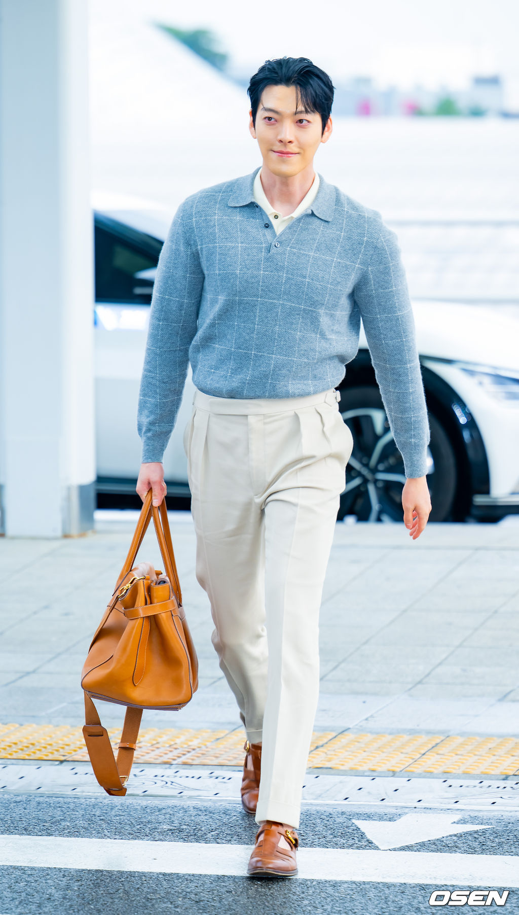 배우 김우빈이 27일 오후 해외 일정차 인천국제공항을 통해 태국 방콕으로 출국했다.한편, 김우빈은 배우 신민아와 교제 10년 만에 부부의 연을 맺는다. 오는 12월 20일 서울 장충동 신라호텔에서 결혼식을 올린다.배우 김우빈이 출국장으로 향하며 포즈를 취하고 있다. 2025.11.27 /rumi@osen.co.kr