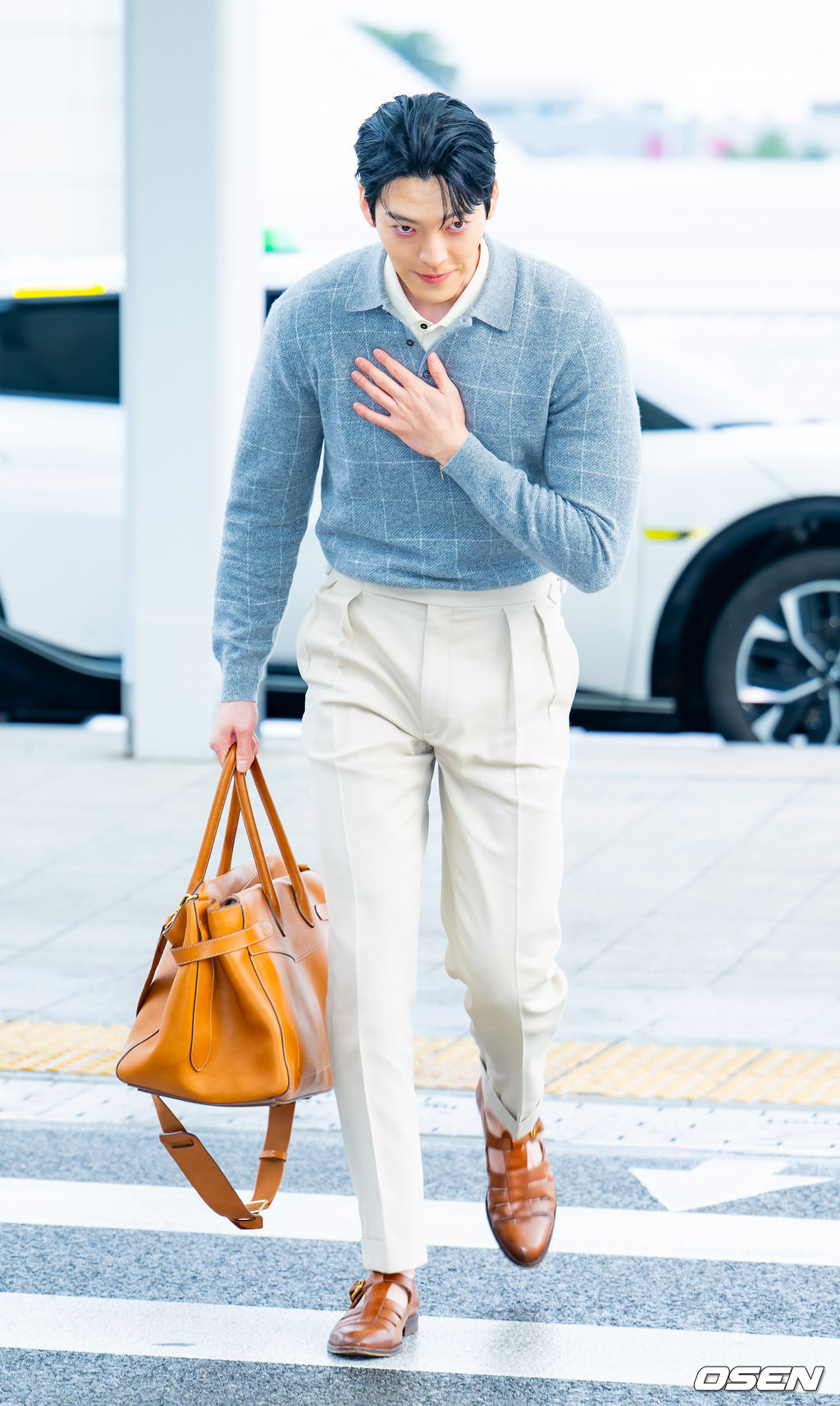 배우 김우빈이 27일 오후 해외 일정차 인천국제공항을 통해 태국 방콕으로 출국했다.한편, 김우빈은 배우 신민아와 교제 10년 만에 부부의 연을 맺는다. 오는 12월 20일 서울 장충동 신라호텔에서 결혼식을 올린다.배우 김우빈이 출국장으로 향하며 포즈를 취하고 있다. 2025.11.27 /rumi@osen.co.kr