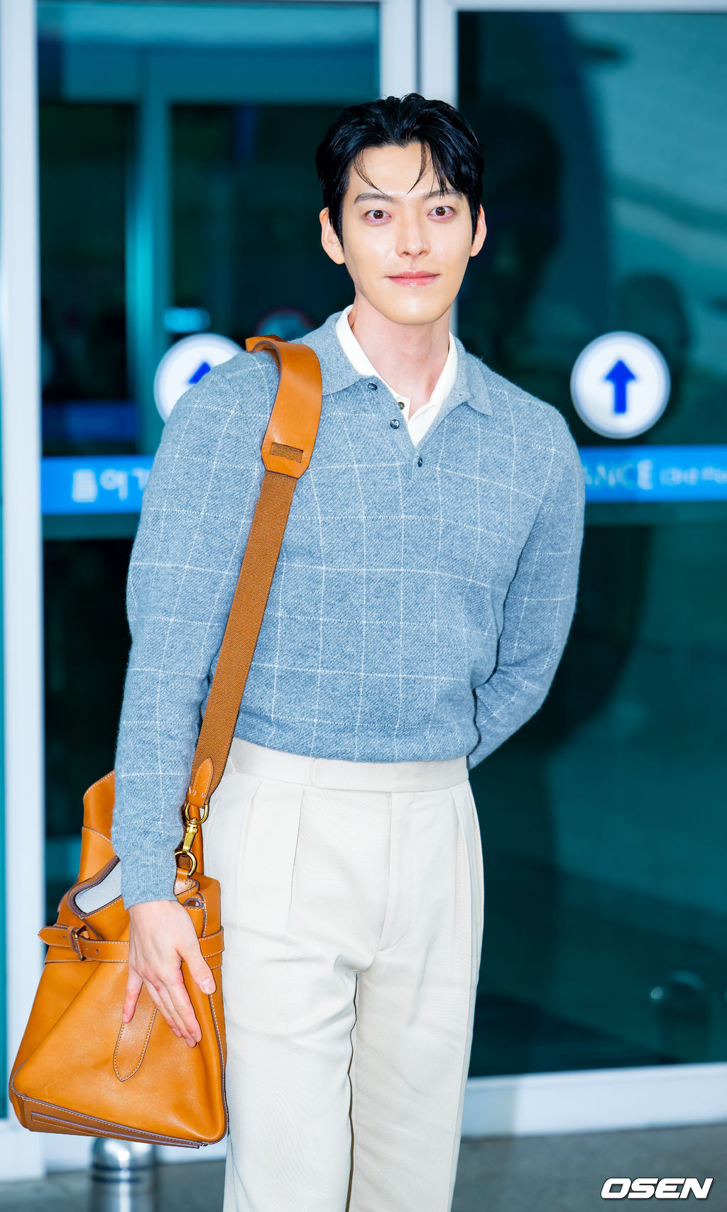 배우 김우빈이 27일 오후 해외 일정차 인천국제공항을 통해 태국 방콕으로 출국했다.한편, 김우빈은 배우 신민아와 교제 10년 만에 부부의 연을 맺는다. 오는 12월 20일 서울 장충동 신라호텔에서 결혼식을 올린다.배우 김우빈이 출국장으로 향하며 포즈를 취하고 있다. 2025.11.27 /rumi@osen.co.kr