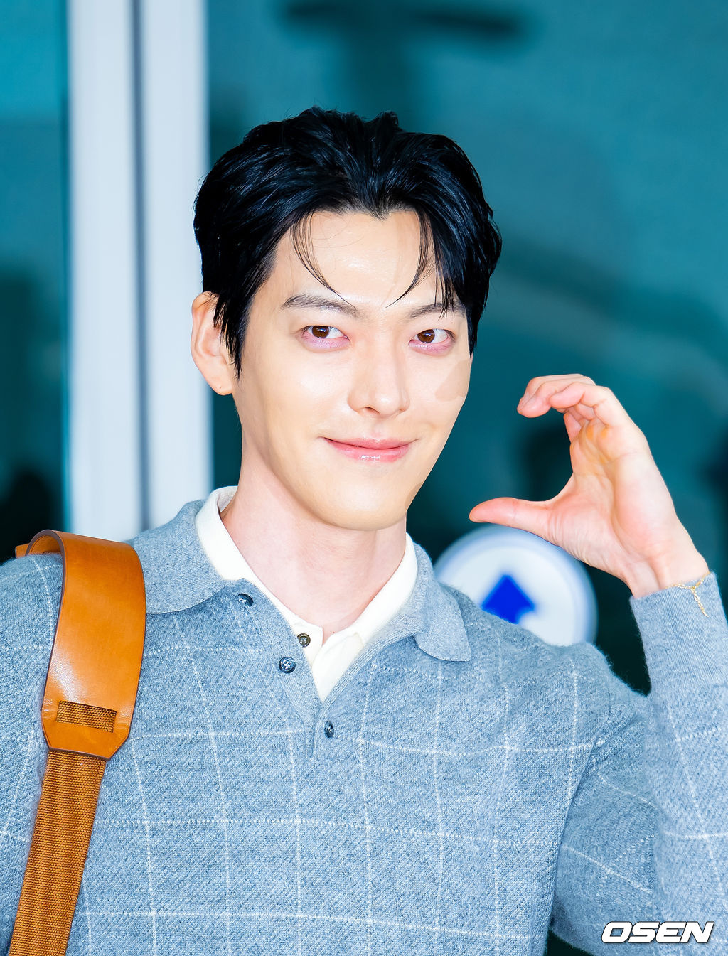 배우 김우빈이 27일 오후 해외 일정차 인천국제공항을 통해 태국 방콕으로 출국했다.한편, 김우빈은 배우 신민아와 교제 10년 만에 부부의 연을 맺는다. 오는 12월 20일 서울 장충동 신라호텔에서 결혼식을 올린다.배우 김우빈이 출국장으로 향하며 포즈를 취하고 있다. 2025.11.27 /rumi@osen.co.kr