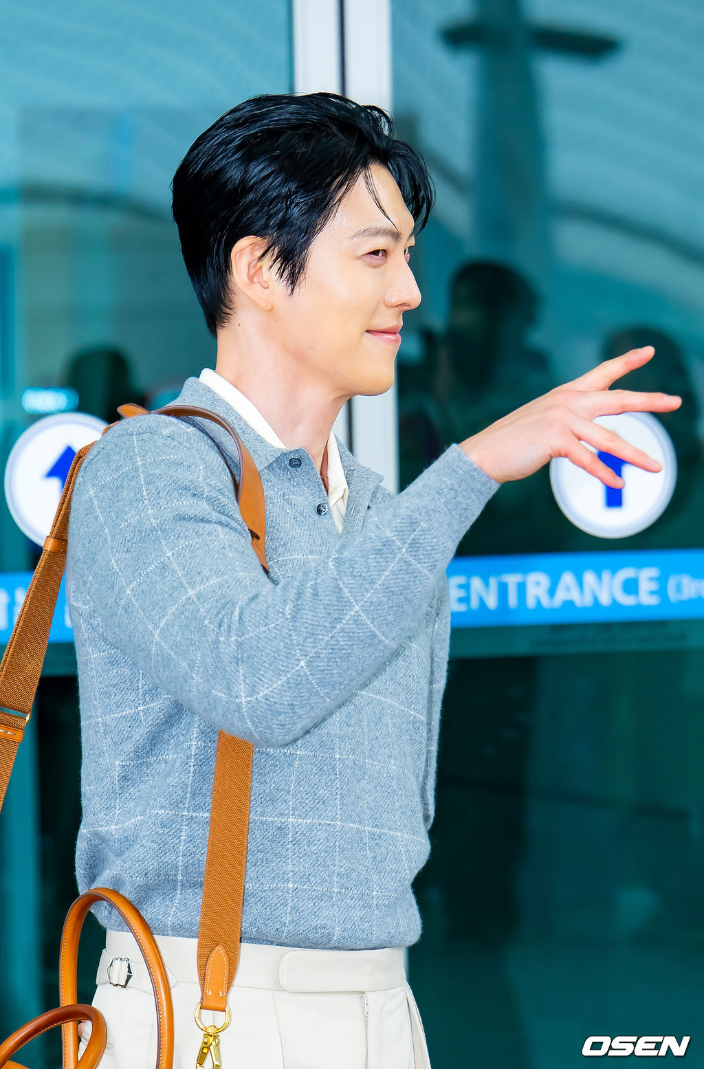 배우 김우빈이 27일 오후 해외 일정차 인천국제공항을 통해 태국 방콕으로 출국했다.한편, 김우빈은 배우 신민아와 교제 10년 만에 부부의 연을 맺는다. 오는 12월 20일 서울 장충동 신라호텔에서 결혼식을 올린다.배우 김우빈이 출국장으로 향하며 포즈를 취하고 있다. 2025.11.27 /rumi@osen.co.kr