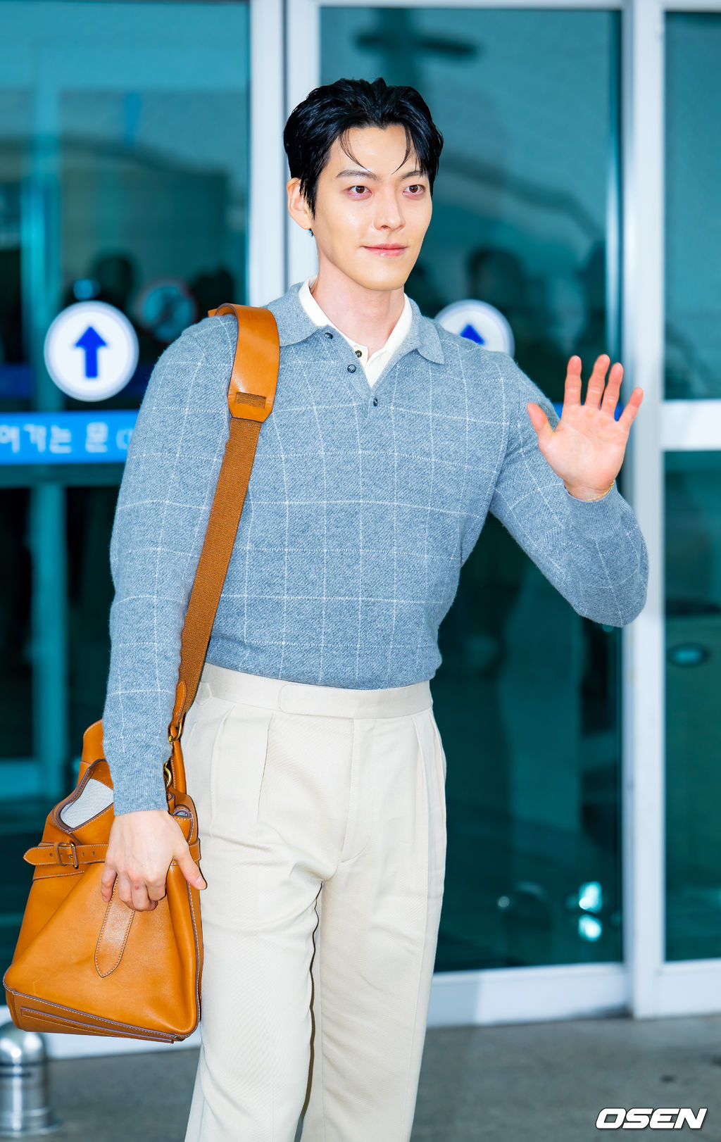 배우 김우빈이 27일 오후 해외 일정차 인천국제공항을 통해 태국 방콕으로 출국했다.한편, 김우빈은 배우 신민아와 교제 10년 만에 부부의 연을 맺는다. 오는 12월 20일 서울 장충동 신라호텔에서 결혼식을 올린다.배우 김우빈이 출국장으로 향하며 포즈를 취하고 있다. 2025.11.27 /rumi@osen.co.kr