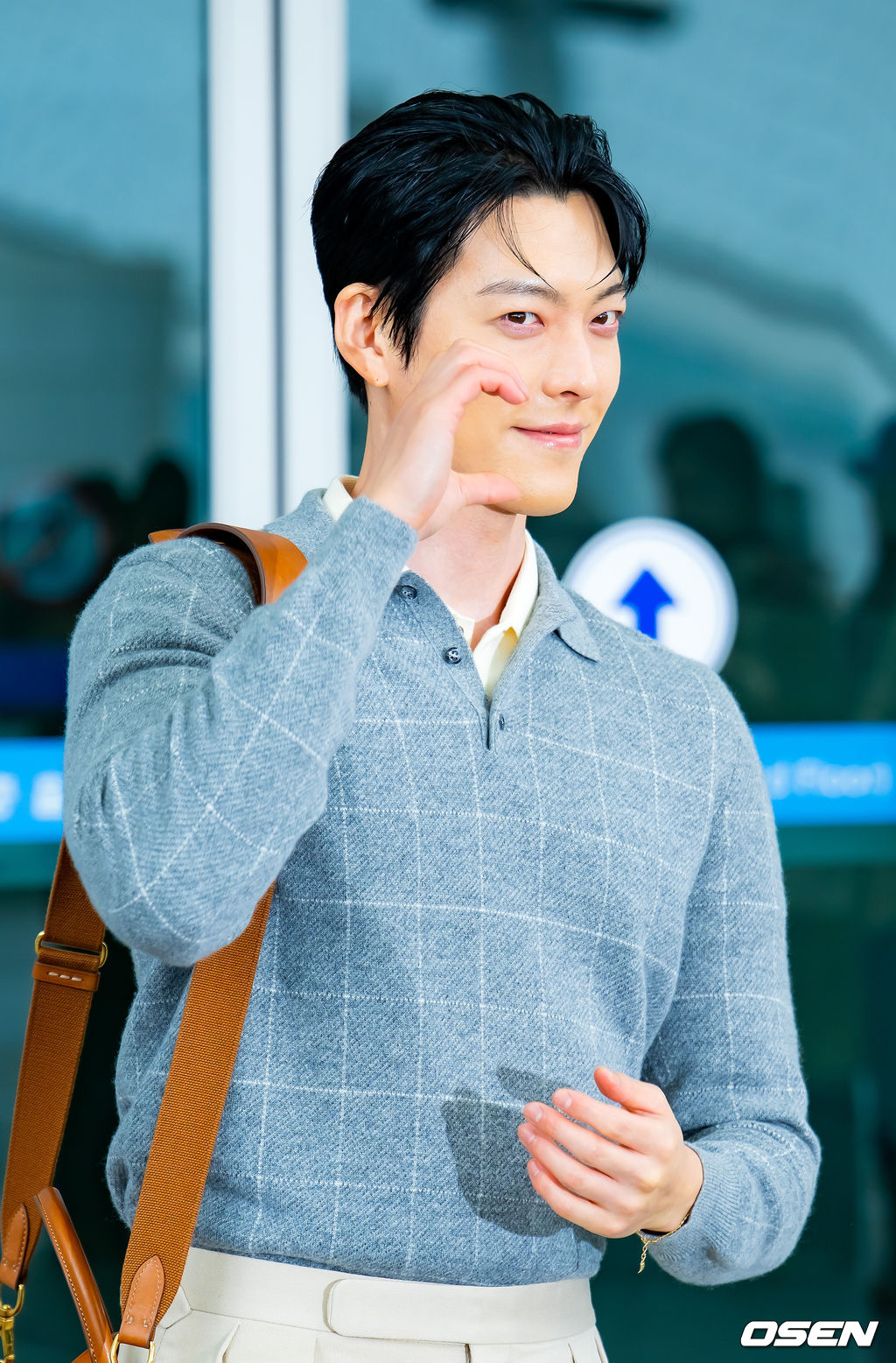 배우 김우빈이 27일 오후 해외 일정차 인천국제공항을 통해 태국 방콕으로 출국했다.한편, 김우빈은 배우 신민아와 교제 10년 만에 부부의 연을 맺는다. 오는 12월 20일 서울 장충동 신라호텔에서 결혼식을 올린다.배우 김우빈이 출국장으로 향하며 포즈를 취하고 있다. 2025.11.27 /rumi@osen.co.kr