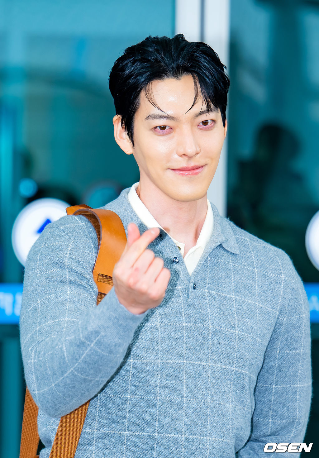 배우 김우빈이 27일 오후 해외 일정차 인천국제공항을 통해 태국 방콕으로 출국했다.한편, 김우빈은 배우 신민아와 교제 10년 만에 부부의 연을 맺는다. 오는 12월 20일 서울 장충동 신라호텔에서 결혼식을 올린다.배우 김우빈이 출국장으로 향하며 포즈를 취하고 있다. 2025.11.27 /rumi@osen.co.kr