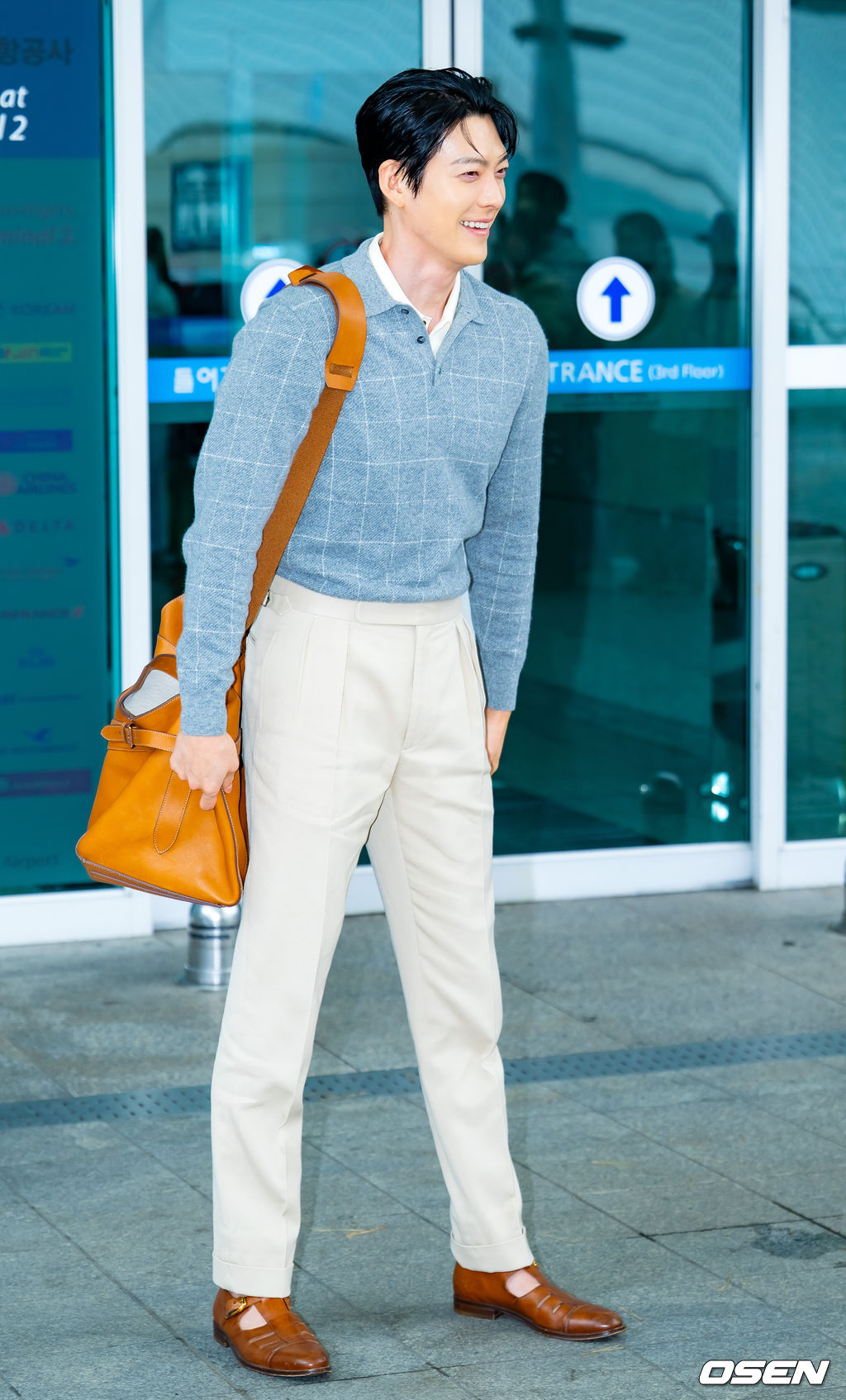 배우 김우빈이 27일 오후 해외 일정차 인천국제공항을 통해 태국 방콕으로 출국했다.한편, 김우빈은 배우 신민아와 교제 10년 만에 부부의 연을 맺는다. 오는 12월 20일 서울 장충동 신라호텔에서 결혼식을 올린다.배우 김우빈이 출국장으로 향하며 포즈를 취하고 있다. 2025.11.27 /rumi@osen.co.kr