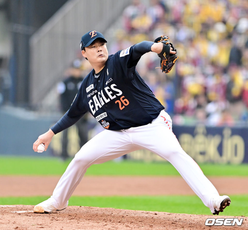 26일 오후 서울 잠실야구장에서 2025 신한 SOL Bank KBO리그 포스트시즌 한국시리즈 1차전 LG 트윈스와 한화 이글스의 경기가 열렸다.LG는 앤더스 톨허스트, 한화는 문동주를 선발 투수로 내세웠다.7회말 한화 한승혁 투수가 역투하고 있다.  2025.10.26 / soul1014@osen.co.kr