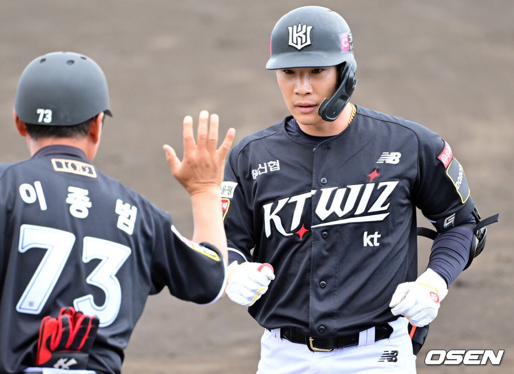  26일 일본 오키나와 고친다구장에서 한화 이글스와 KT 위즈의 연습경기가 열렸다.한화는 22일 훈련을 시작으로 8차례 연습경기를 치른 뒤 내달 4일 귀국한다.5회초 KT 선두타자 송민섭이 안타를 날리고 있다. 2025.02.26 /cej@osen.co.kr