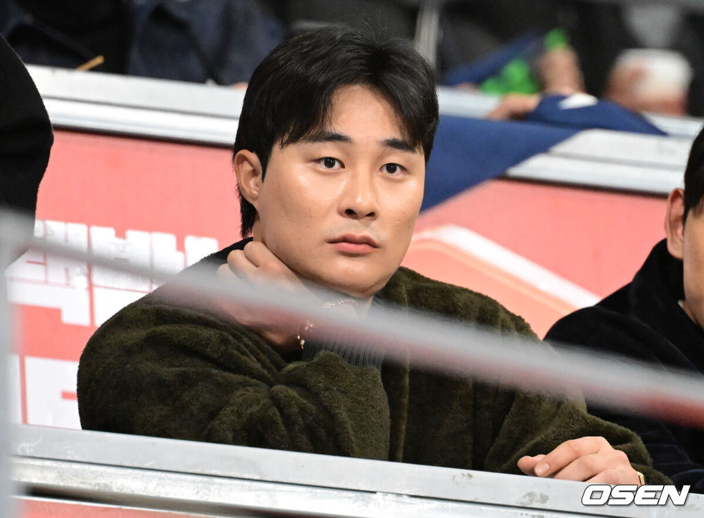 8일 서울 구로구 고척스카이돔에서 ‘2025 NAVER K-BASEBALL SERIES’ 대한민국 야구 대표팀과 체코 야구 대표팀의 경기가 열렸다.한국은 8일과 9일 2025 K-베이스볼 시리즈 체코 대표팀과의 2경기를 시작으로 15일과 16일 양일에 걸쳐 도쿄돔에서 일본 대표팀과 2경기를 치른다. 애틀랜타 브레이브스 김하성이 경기장을 찾았다. 2025.11.08 /cej@osen.co.kr