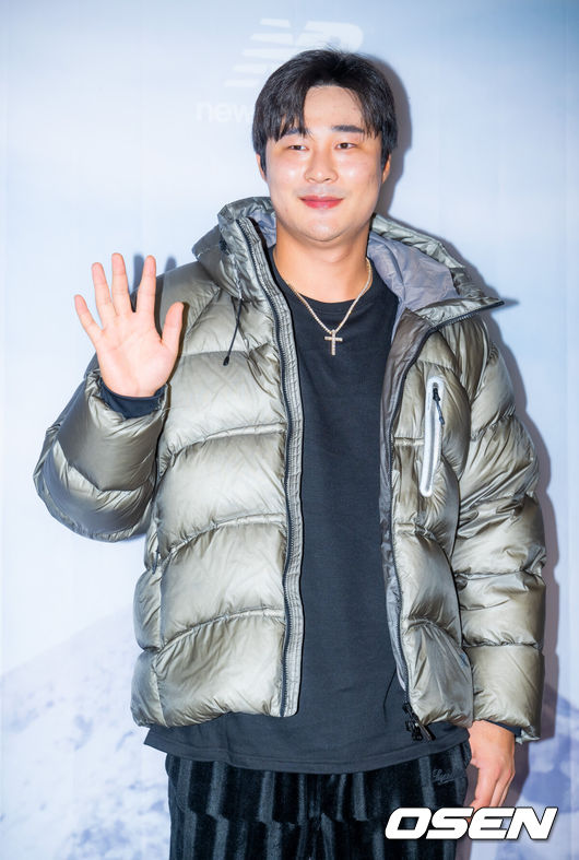 [OSEN=민경훈 기자] 1일 오후 에스파 윈터가 서울 성동구 뉴발란스 성수점에서 진행된 브랜드 포토콜 행사에 참석했다.이날 행사에는 에스파 윈터, 배우 이동휘, 배우 유이, 야구선수 김하성이 참석했다.김하성이 포즈를 취하고 있다. 2025.11.01 /rumi@osen.co.kr
