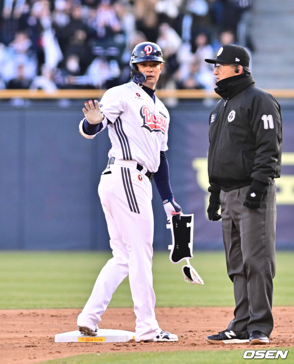 29일 서울 송파구 잠실야구장에서 2025 신한 SOL Bank KBO리그 두산 베어스와 삼성 라이온즈의 경기가 열렸다.이날 홈팀 두산은 잭로그를, 원정팀 삼성은 원태인을 선발 투수로 내세웠다.4회말 두산 선두타자 김재환이 2루타를 날린 뒤 베이스를 밟고 있다. 2025.03.29 /cej@osen.co.kr