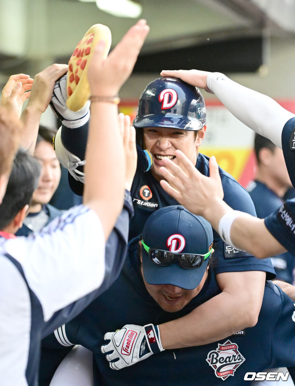 17일 오후 광주 북구 기아챔피언스필드에서 ‘2025 신한 SOL Bank KBO리그’ KIA 타이거즈와 두산 베어스의 더블헤더 2차전 경기가 열렸다.더블헤더 2차전 홈팀 KIA는 양현종, 원정팀 두산은 홍민규를 선발로 내세웠다.2회초 두산 선두타자 김재환이 동점 솔로 홈런을 날린 뒤 더그아웃에서 더그아웃에서 동료 선수들과 기쁨을 나누고 있다. 2025.05.17 / ksl0919@osen.co.kr