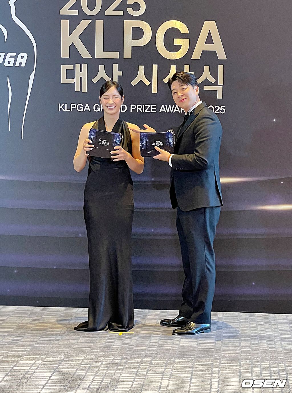 시상식 사회를 맡은 박결 프로와 안현준 아나운서.