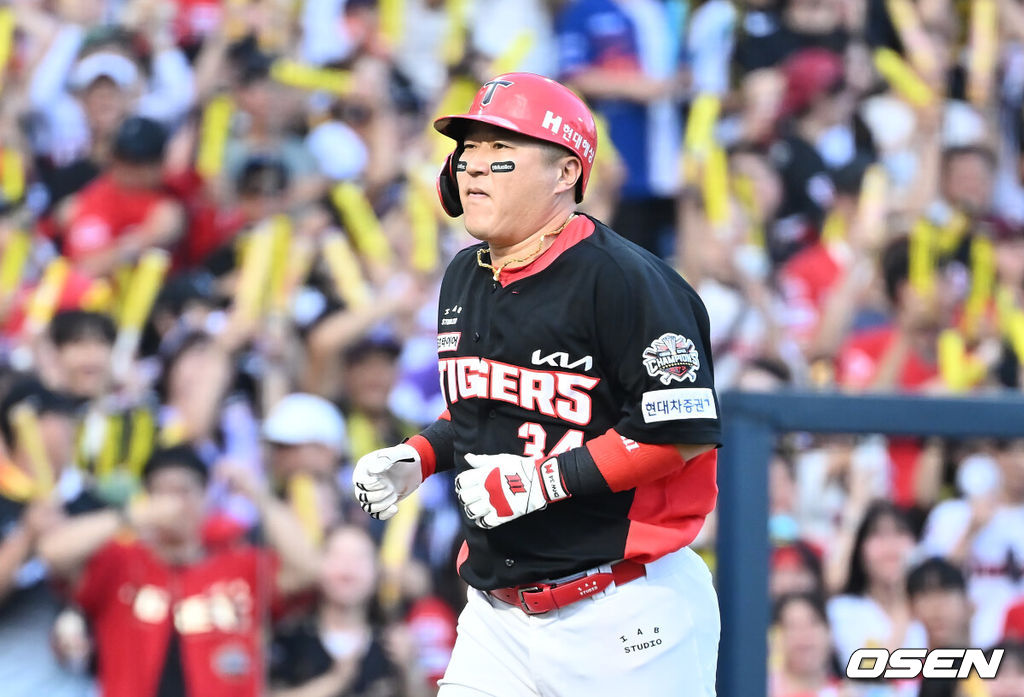 6일 창원NC파크에서 2025 신한 SOL 뱅크 KBO 리그 NC 다이노스와 KIA 타이거즈의 경기가 열렸다. 홈팀 NC는 라일리가, 방문팀 KIA는 올러가 선발 출전했다. KIA 타이거즈 최형우가 2회초 우월 솔로 홈런을 치고 세리머니를 하고 있다. 2025.09.06 / foto0307@osen.co.kr