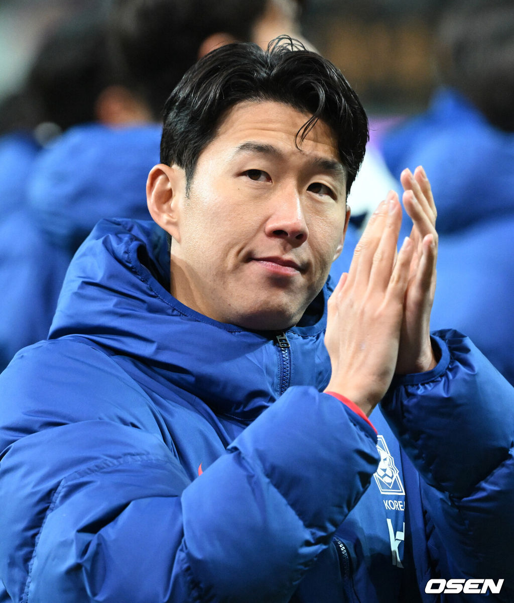 홍명보호가 어려운 경기 끝에 2025년 마지막 A매치를 승리로 장식했다.홍명보 감독이 이끄는 한국 축구대표팀은 18일 오후 8시 서울월드컵경기장에서 열린 11월 A매치 두 번째 친선경기에서 '아프리카 강호' 가나를 상대로 1-0 승리했다.내달 2026 국제축구연맹(FIFA) 북중미 월드컵 조 추첨을 앞두고 열리는 마지막 평가전이었다. 한국은 가나까지 잡아내면서 사상 최초로 월드컵 포트 2를 확정하게 됐다.경기 종료 후 대한민국 손흥민이 관중석을 향해 인사를 하고 있다. 2025.11.18 /sunday@osen.co.kr