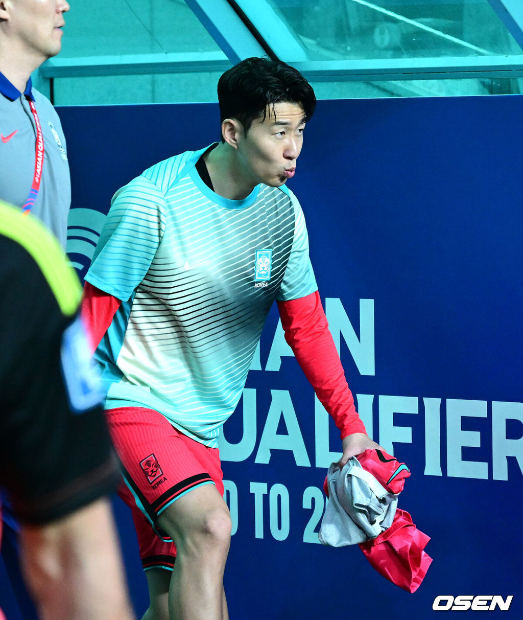 홍명보 감독이 이끄는 축구대표팀이 10일 서울월드컵경기장에서 쿠웨이트와 2026 국제축구연맹(FIFA) 북중미 월드컵 아시아 3차 예선 조별리그 B조 10차전 최종전을 펼쳤다.한국은 지난 6일 이라크와 원정 9차전에서 2-0으로 승리하며 전세계에서 6번째, 아시아에서 최초로 11회 연속 월드컵 본선 진출의 역사를 썼다. B조에선 1위(승점 19점) 한국과 2위(승점 16점) 요르단이 월드컵에 직행한다.한국 손흥민이 경기를 준비하고 있다. 2025.06.10 /jpnews@osen.co.kr