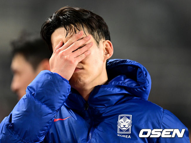 [OSEN=고양, 최규한 기자] 대한민국 대표팀이 홈에서 오만에 1-1로 비겼다. 홍명보(56) 감독이 이끄는 한국 축구 대표팀은 20일 오후 8시 고양종합운동장에서 열린 2026 국제축구연맹(FIFA) 북중미 월드컵 아시아지역 3차 예선 B조 7차전 오만과 맞대결을 치러 1-1로 비겼다. 경기를 마치고 한국 손흥민을 비롯한 선수들이 아쉬워하고 있다. 2025.03.20 / dreamer@osen.co.kr