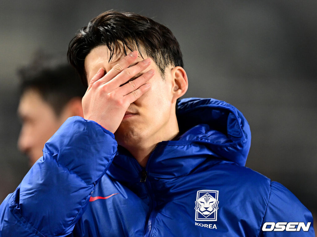 대한민국 대표팀이 홈에서 오만에 1-1로 비겼다. 홍명보(56) 감독이 이끄는 한국 축구 대표팀은 20일 오후 8시 고양종합운동장에서 열린 2026 국제축구연맹(FIFA) 북중미 월드컵 아시아지역 3차 예선 B조 7차전 오만과 맞대결을 치러 1-1로 비겼다. 경기를 마치고 한국 손흥민을 비롯한 선수들이 아쉬워하고 있다. 2025.03.20 / dreamer@osen.co.kr