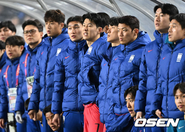 [OSEN=수원, 이대선 기자] 홍명보호가 이번에도 승리하지 못했다. 요르단과 아쉬운 무승부를 거두면서 3경기 연속 승점 1점을 추가하는 데 만족해야 했다.홍명보 감독이 이끄는 대한민국 축구대표팀은 25일 오후 8시 수원월드컵경기장에서 열린 2026 국제축구연맹(FIFA) 북중미 월드컵 아시아지역 3차 예선 B조 8차전에서 요르단과 1-1로 비겼다.후반 교체된 손흥민이 벤치에서 경기를 바라보고 있다. 2025.03.25 /sunday@osen.co.kr