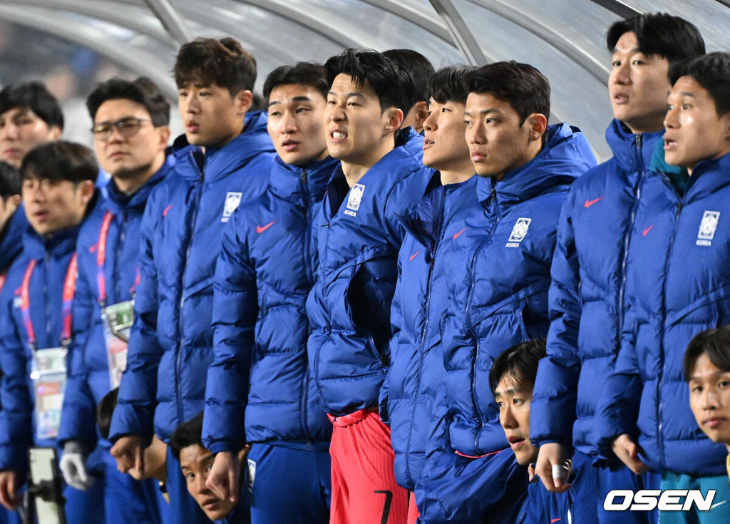 홍명보호가 이번에도 승리하지 못했다. 요르단과 아쉬운 무승부를 거두면서 3경기 연속 승점 1점을 추가하는 데 만족해야 했다.홍명보 감독이 이끄는 대한민국 축구대표팀은 25일 오후 8시 수원월드컵경기장에서 열린 2026 국제축구연맹(FIFA) 북중미 월드컵 아시아지역 3차 예선 B조 8차전에서 요르단과 1-1로 비겼다.후반 교체된 손흥민이 벤치에서 경기를 바라보고 있다. 2025.03.25 /sunday@osen.co.kr