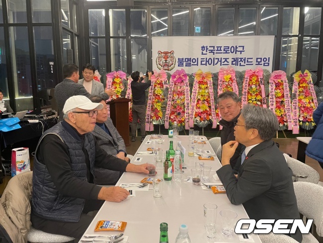 김응용 감독, 강기정 시장, 이상국 전 KBO 총장, 김성한 전 감독이 이야기를 나누고 있다./OSEN DB